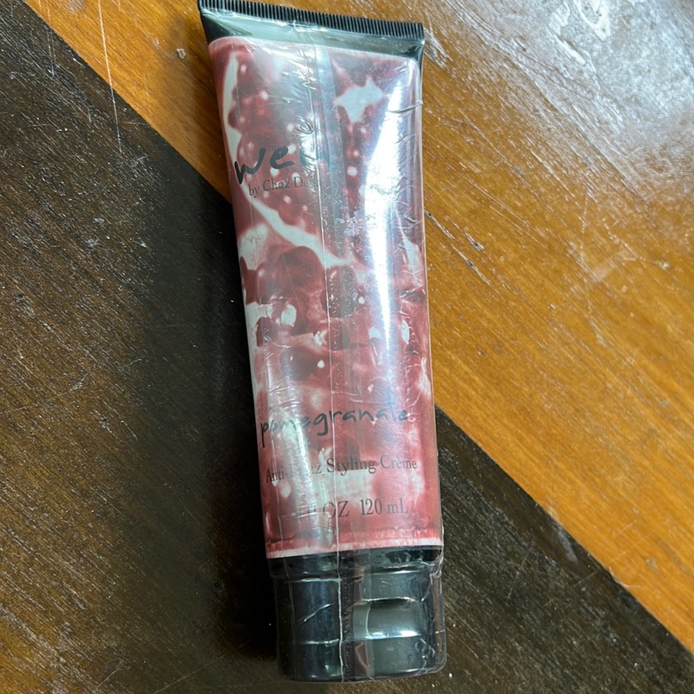 Wen by Chaz dean pomegranate anti frizz styling crème